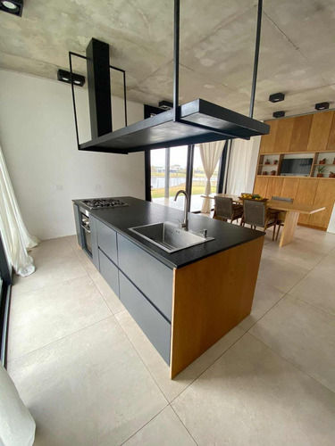 Casa En Venta - 3 Dormitorios 3 Baños - Cochera - San Sebastián, Pilar