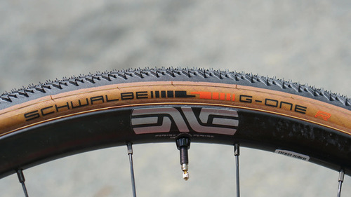 Capa Scalbe G One R Evo Tle 700x40 Kevlar Gravel-Celero preta/marrom