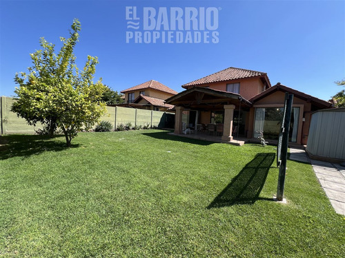 Casa En Venta De 5 Dorm. En Colina