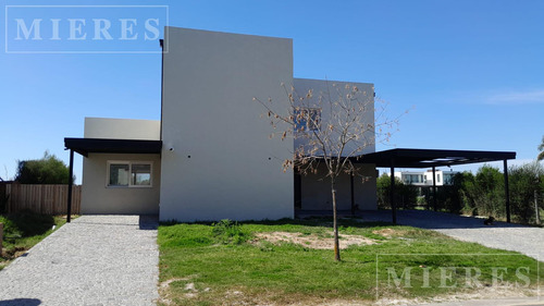 Casa En  Venta En El Cantón Barrio Islas, A La Laguna