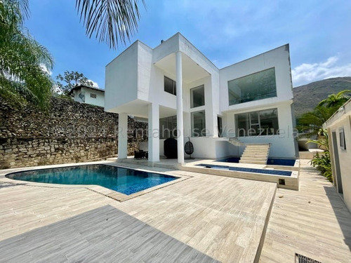 Espectacular Casa, De Reciente Data, Con Pisos De Marmol Y Piscina En La Urb. El Castaño, Maracay, More 24-15100