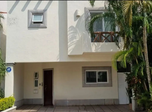 Casa De Adjudicación Bancaria En Venta Ubicada En Fraccionamiento Quinta Madeira, Quintana Roo. Cmr.