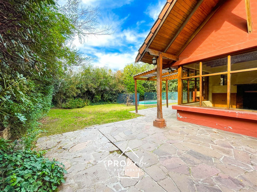 Casa En Venta De 5 Dorm. En Las Condes