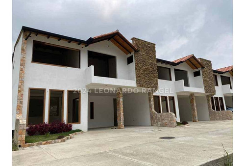 Se Vende Townhouse De 238 M² En Timotes, Mérida.