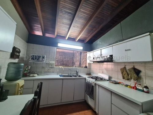 Amplia Y Comoda Casa Con Dos Niveles Y Muy Buena Distribución En Venta En El Cafetal, 25-4856