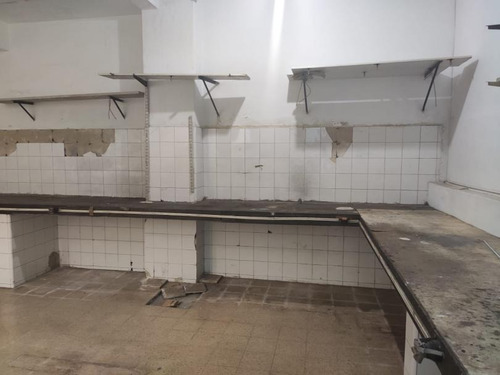 Venta O Permuta, Local Comercial De 140 Metros Sobre Paysandú Rentado.