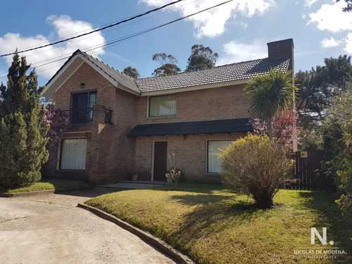 Alquiler Temporario De Casa De Tres Dormitorios En Barrio Jardines De Córdoba, Punta Del Este