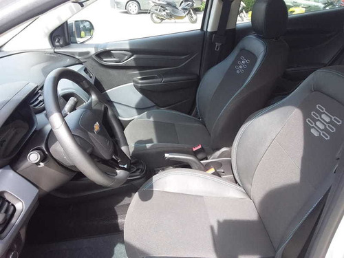 Imagem 9 de 12 de Chevrolet Onix Plus Joy Black