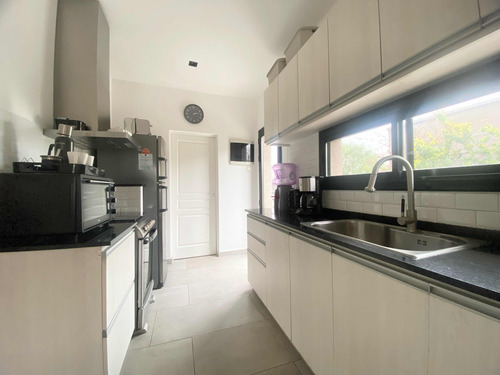 Venta De Excelente Casa. Barrio Santa Elena, Pilar Del Este