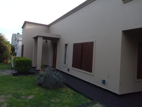 Imagen 1 de 9 de Hermosa Casa Quinta, Ubicada En Barrio Cerrado.