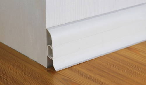 Imagen 2 de 4 de Zocalo De Pvc Con Pasacables 2.9mts