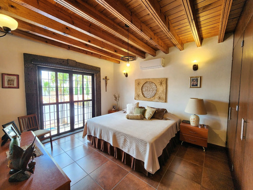 Casa Colonial En El Corazón De Juriquilla 5 Recámaras Completas, Una En Planta Baja Alberca Propia Am