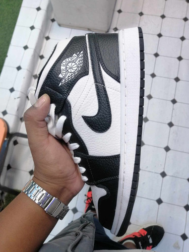 Air Jordan 1 Black And White 