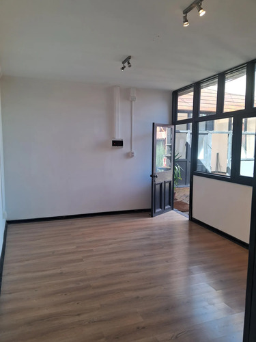 Oficina En Casa Condell: Tranquilidad Y Networking