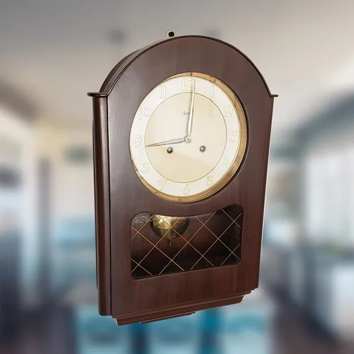 Un reloj de pared da campanadas a la hora en punto sale