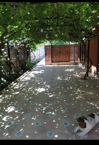 Exclusiva Residencia De 350 M² Con Piscina Y Quincho.