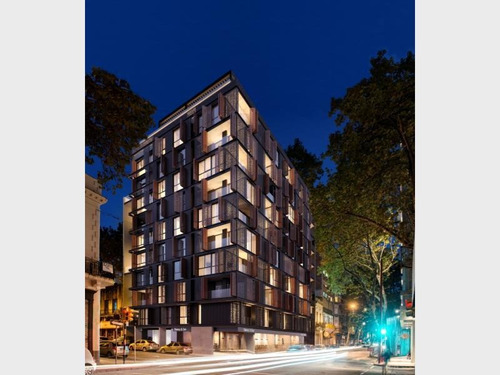 Local Comercial Edificio De Diseño Vanguardista, En Una Ubicación Privilegiada, Muy Próximo Al Centro, Ciudad Vieja, Y Rambla Sur.