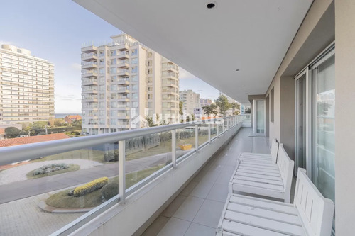 Alquiler Apartamento Tres Dormitorios Playa Brava Edificio Brava Biarritz