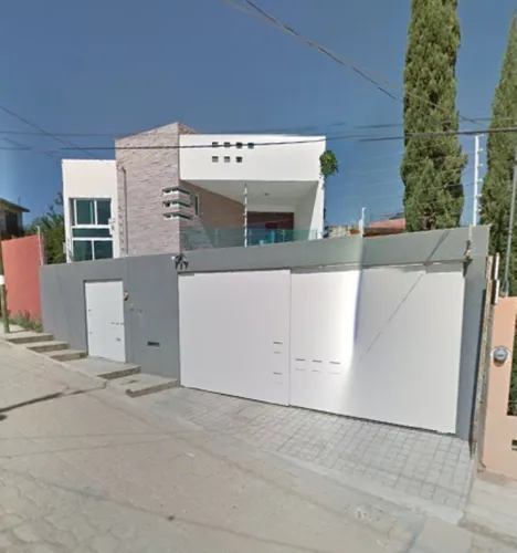 Propoedad De 2 Pisos Con Excelente Ubicacion Recien Remodelada
