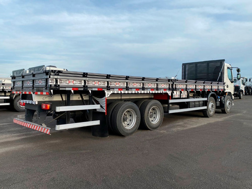 Imagem 6 de 10 de Caminhão Volvo Vm 330 8x2 22/22 - Carroceria De Madeira