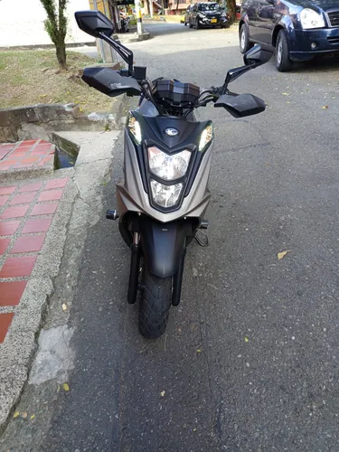 Hermosa Moto Como Nueva , Con Accesorios Incluidos