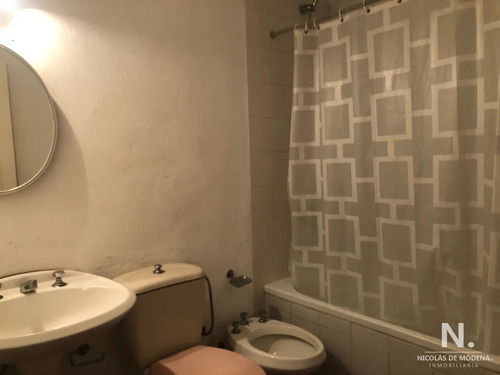 Impecable Casa Sobre Gan Superficie De Terreno.