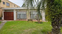 Comprar Casa De Presencia, Ubicada En Excelente Punto De Balneario Las Toscas, Proxima Al Mar, 5 Dormitorios, 3 Baños, Parillero Cerrado Y Cochera Para Varios Autos.