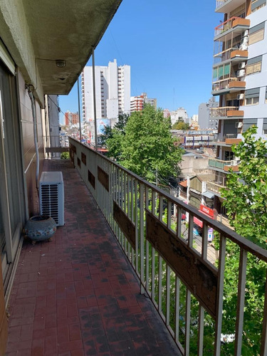 Imagen 2 de 14 de Departamento En 4to Piso Al Frente. 4 Ambientes