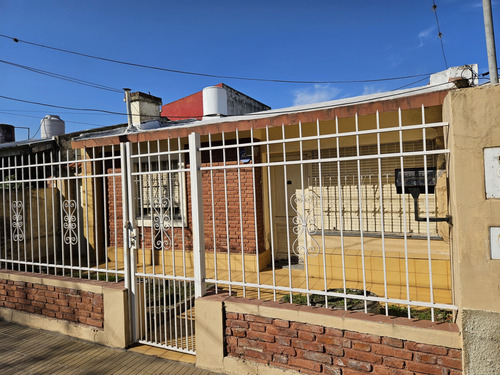 Excelente Casa De 3 Dormitorios Con Jardin En Barrio Correo