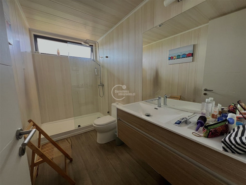 Casa En Venta De 2d + 2b. En Marbella Piscina Y Quincho