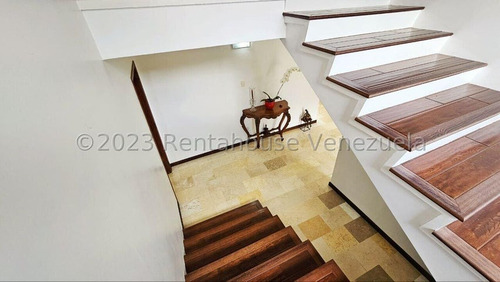 Casa En Venta En La Trinidad Remodelada En Calle Cerrada 25-5053 Jc