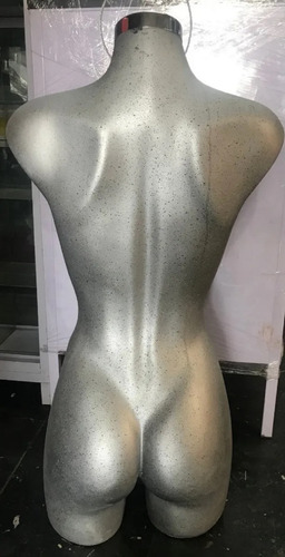Imagen 2 de 2 de Maniquí ¾ Fibra Vidrio Gris C/base P/colgar Exhibidor Uso