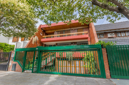 Venta Casa 5 Ambientes Barrio Versalles  Con Patio Y Cochera Para Dos Autos