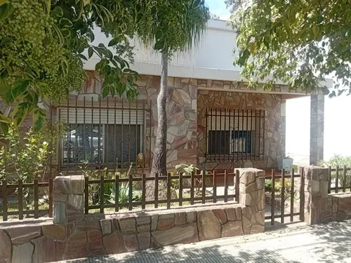 Casa 3 Dormitorios, Patio Y Cochera En Chajarí - foto 1