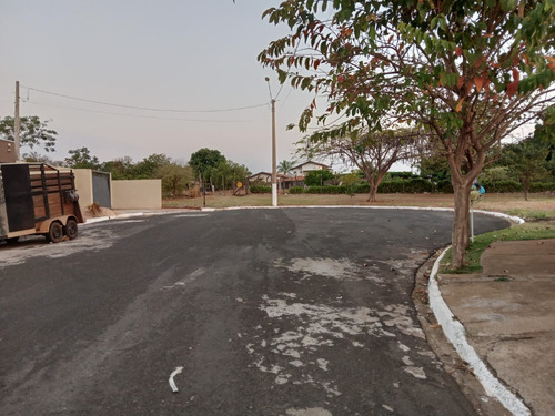 Duas Casas Germinadas Com 4 Cômodos, Garagem, Quintal E Lavanderia