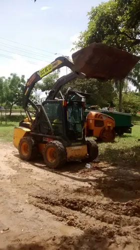 Minicargador Superboom New Holland L223