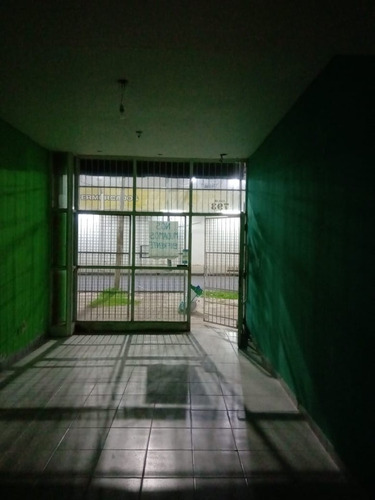 Imagen 7 de 8 de Local Muy Bien Ubicado Medidas 3x7 Con Baño Y Antebaño Frente Vidriado Y Rejas