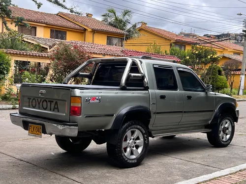 Toyota Hilux 2.4l 117 hp 4x4