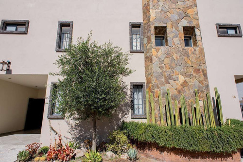 Casa De 3 Recámaras En Venta En San Miguel Ubicación, Rooftop Y Seguridad