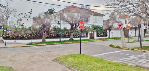 Elegante Casa Esquina 2 Pisos Para Institución O Negocio