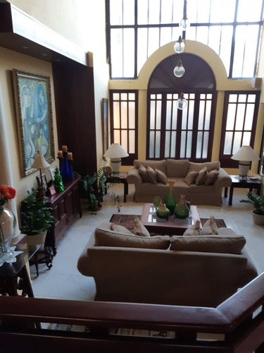 Casa En Santiago Con Diseño Moderno Y Acabados De Alta Calidad