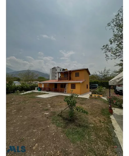 Zona Verde Y Espacio Para En Futuro Construir Pisc...(mls#248454)
