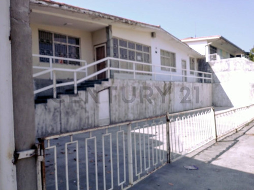 Venta Casa La Trinidad. Alto Tráfico, Puestos Enfrente.