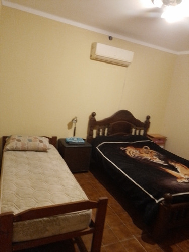 Vendo Casa : 2 Dormitorios ,baño , Living ,cocina Comedor .