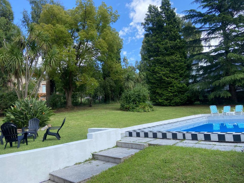 Casa En  Venta Sobre Dos Lotes Mas Piscina Sierras De Los Padres Zona Golf