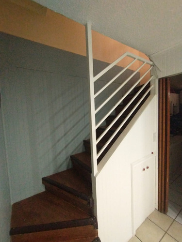 Casa De Dos Pisos De Tres Dormitorios Barrio Residencial
