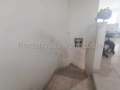 Apartamento En Venta Duplex En Urbanización Andrés Bello Maracay Zona Norte Con Pozo De Agua Nela 25-16098