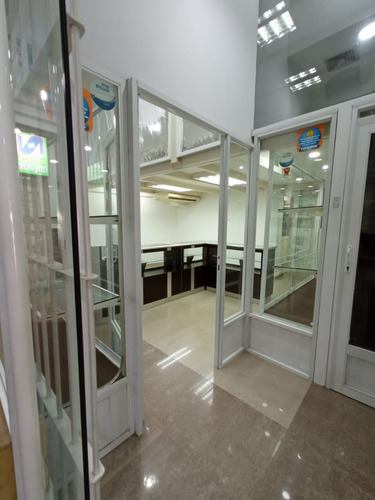 En Alquiler Local Comercial Y Oficinas Planta Baja ,centro Comercial Camino Real Barcelona