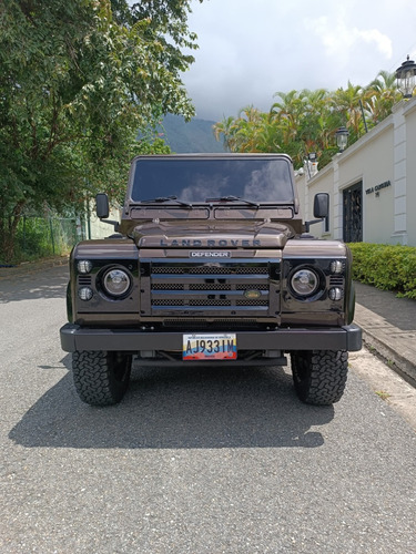Land Rover Defender 2004.