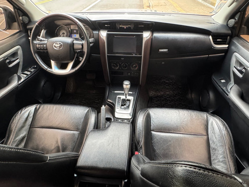 Toyota Hilux SW4 2.7 SR 7 LUGARES 4X2 16V FLEX 4P AUTOMÁTICO